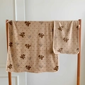 Detailansicht des khakifarbenen Korallenfleece-Handtuchs mit Bärenpunkten und weicher Textur - Handtuch [35*75cm] / Gepunkteter Bär-Khaki
