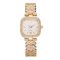 Dettaglio orologio quadrato in oro rosa con lunetta in strass e bracciale a maglie a X - Oro