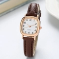 Primo piano dell'orologio al quarzo quadrato in oro rosa con cinturino marrone - Cinturino Marrone Cassa Oro Rosa Quadrante Bianco
