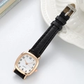 Dettaglio dell'orologio al quarzo quadrato con cinturino nero su un elegante piatto bianco - Cinturino Nero Cassa Oro Rosa Quadrante Bianco