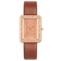 Detail van een rechthoekig roségouden dameshorloge met strassteentjes en bruine leren band - Tan