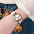 Elegante goldene quadratische Quarzuhr für Damen mit weißem Lederarmband mit Krokoprägung - Weiß