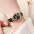Primer plano de un reloj cuadrado dorado para mujer con correa de cuero negro en muñeca - Negro