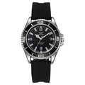 Vista macro de reloj deportivo para hombre con correa de silicona negra y calendario - Negro