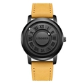 Vista macro dell'orologio a sfere magnetiche con cinturino in pelle e numeri romani - Caffè Chiaro