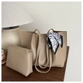 Gedetailleerde set van een grote kaki tote bag en bijpassend etui met een zijden sjaal decor - Khaki