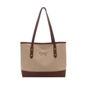 Bolso tote minimalista en beige y marrón con hebilla de lazo dorado sobre fondo blanco - Caqui