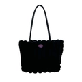 Sac fourre-tout en peluche noire à texture ondulée et écusson cerise Fashion Girl - Noir