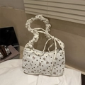 Borsa a mezzaluna in velluto bianco con cuori marroni e manico a scrunchie morbido - Bianco