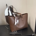 Borsa tote retrò marrone in pelle liscia con foulard decorativo in seta a forma di orso - Con Sciarpa di Seta / Marrone
