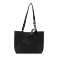 Borsa tote classica in pelle nera con elegante dettaglio foulard stampato bianco e nero - Nero