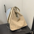 Minimalist beige tote bag in matte soft leather with wide shoulder strap - With Pendant / Khaki