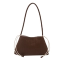 Dunkelbraune geflochtene Lederschultertasche mit Intrecciato-Webart und schmalem Riemen - Kaffeebraun