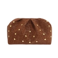 Pochette marrone con stampa animalier, borchie dorate e texture a pieghe su sfondo bianco - Marrone