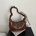 Bolso de hombro media luna marrón oscuro en cuero PU con correa elástica fruncida - Marrón