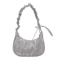 Borsa a mezzaluna argento in pelle plissettata con dettaglio fiocco su sfondo bianco - Argento