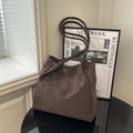 Borsa tote in pelle scamosciata marrone scuro con manici intrecciati e design retrò minimalista - Marrone