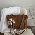 Grande borsa tote marrone in ecopelle con foulard di seta e cuciture bianche a vista - Cuoio