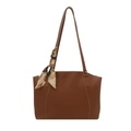 Bolso tote de cuero marrón con pañuelo decorativo y correas largas para el hombro - Tostado
