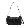 Bolso de hombro en charol negro brillante con cadena dorada y detalle de mosquetón - Negro