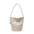 Sac seau chic en cuir grainé crème avec breloque argentée et grande contenance - Blanc