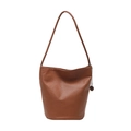 Sac seau marron minimaliste en cuir grainé avec fine bandoulière et pendentif doré - Marron