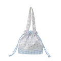 Blaue florale Gingham-Patchwork-Beuteltasche mit Kordelzug und Spitzenborte - Blau