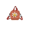 Borsa a tracolla in tela rosa con accessorio margherita 3D e manico superiore - Rosso