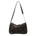 Borsa a tracolla alla moda con paillettes nere e dettaglio catena argento su sfondo bianco - Nero