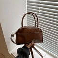 Bolso Boston retro marrón oscuro con acabado brillante y correa para mujer - Marrón