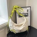Borsa hobo capiente in tela plissettata crema con coulisse giallo neon a contrasto - Stile di base / Bianco