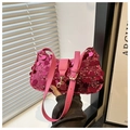 Dettaglio della borsa a spalla in paillettes fucsia con texture lucida e tracolla in pelle - rosa acceso