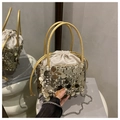 Dettaglio della borsa a secchiello con paillettes, manici dorati e sacca interna - Oro