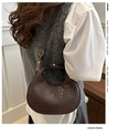 Detail einer braunen geflochtenen Halbmondtasche mit Druckknopf und verstellbarem Riemen - Braun