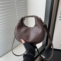 Bolso de media luna trenzado marrón oscuro con correa de hombro y detalles dorados chic - Marrón