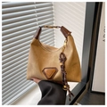 Detail einer Vintage-Tasche mit geflochtenem Knotenseil und goldenem Glockenanhänger - Mit Anhänger / Khaki