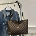 Borsa tote monogramma marrone scuro con catena dorata e ciondolo a forma di cervo - Marrone