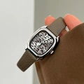 Dettaglio del quadrante quadrato maculato con numeri romani argentati e cinturino in pelle - Grigio Elefante Elegante
