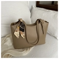Dettaglio borsa tote color kaki in ecopelle con foulard di seta decorativo sul manico - Cachi
