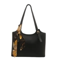Bolso tote de cuero negro con pañuelo de seda vintage y detalles dorados - Negro