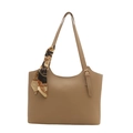 Bolso tote kaki minimalista con pañuelo de seda vintage en el asa, vista frontal - Caqui