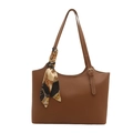 Bolso tote minimalista de cuero marrón con pañuelo de seda decorativo y herrajes dorados - Tostado
