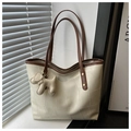 Dettaglio della borsa tote in pelle PU crema con trapuntatura a quadri e ciondolo - Bianco