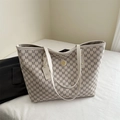 Grote retro tote tas in ivoorwit met grijze M-print en luxe gouden metalen details - Wit