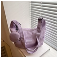Dettaglio della borsa tote in velluto a coste viola con ciondolo portamonete rotondo - Viola