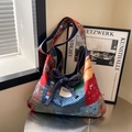 Sac cabas bohème en patchwork de denim avec nœud bleu et motifs floraux vintage - Coloré