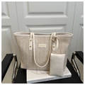 Détail du sac cabas en paille tissée avec lanières en cuir et pochette zippée assortie - Blanc