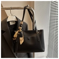 Dettaglio borsa tote in pelle nera con cuciture bianche e sciarpa decorativa - Nero