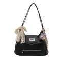 Sac hobo minimaliste en cuir PU noir avec nœud en dentelle et pendentif en peluche - Noir Avec Pendentif
