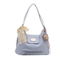Grand sac cabas bleu clair avec nœud en dentelle et breloque en peluche sur fond blanc - Bleu avec pendentif
